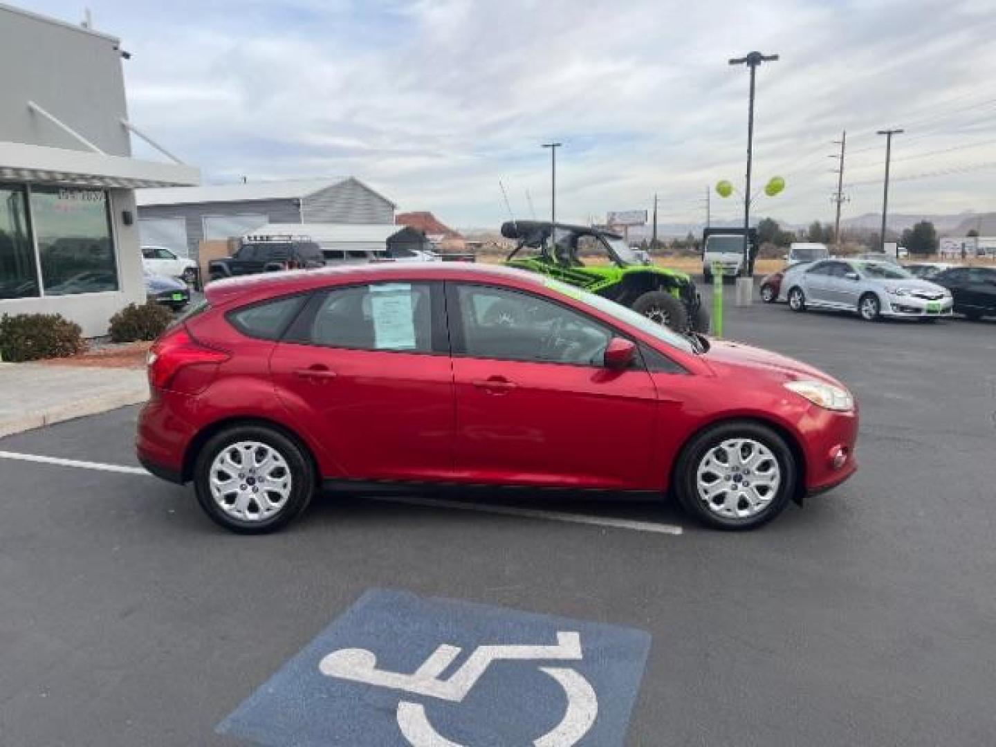 2012 Race Red /Charcoal Black/Metal Gray Cloth Interior Ford Focus SE (1FAHP3K22CL) with an 2.0L L4 DOHC 16V engine, located at 1865 East Red Hills Pkwy, St. George, 84770, (435) 628-0023, 37.120850, -113.543640 - Photo#7