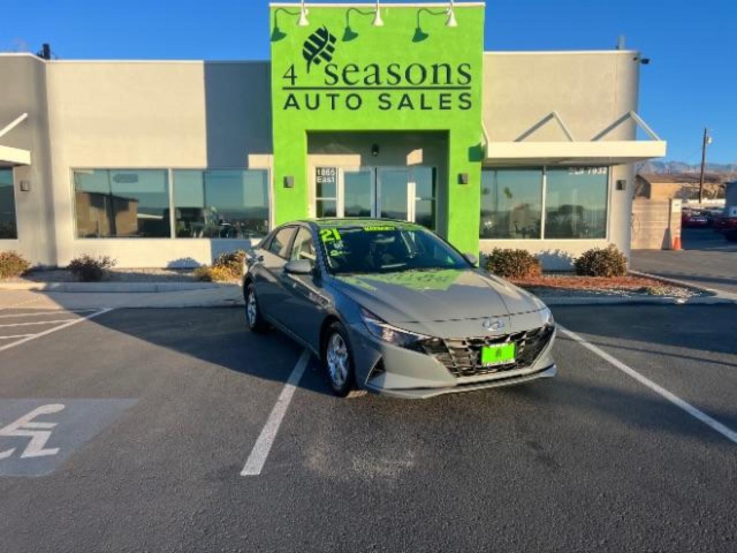 2021 Portofino Gray /Black Hyundai Elantra SE (KMHLL4AG0MU) with an 2.0L L4 DOHC 16V engine, 6-Speed Automatic transmission, located at 1865 East Red Hills Pkwy, St. George, 84770, (435) 628-0023, 37.120850, -113.543640 - We specialize in helping ALL people get the best financing available. No matter your credit score, good, bad or none we can get you an amazing rate. Had a bankruptcy, divorce, or repossessions? We give you the green light to get your credit back on the road. Low down and affordable payments that fit - Photo#0