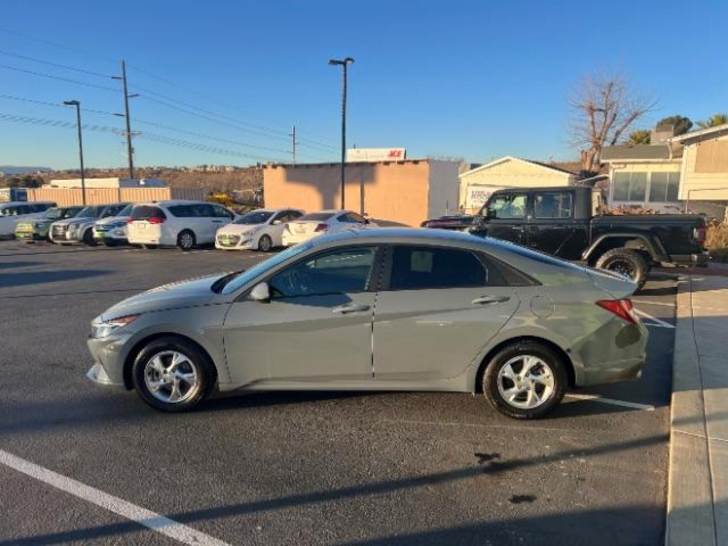 2021 Portofino Gray /Black Hyundai Elantra SE (KMHLL4AG0MU) with an 2.0L L4 DOHC 16V engine, 6-Speed Automatic transmission, located at 1865 East Red Hills Pkwy, St. George, 84770, (435) 628-0023, 37.120850, -113.543640 - We specialize in helping ALL people get the best financing available. No matter your credit score, good, bad or none we can get you an amazing rate. Had a bankruptcy, divorce, or repossessions? We give you the green light to get your credit back on the road. Low down and affordable payments that fit - Photo#3