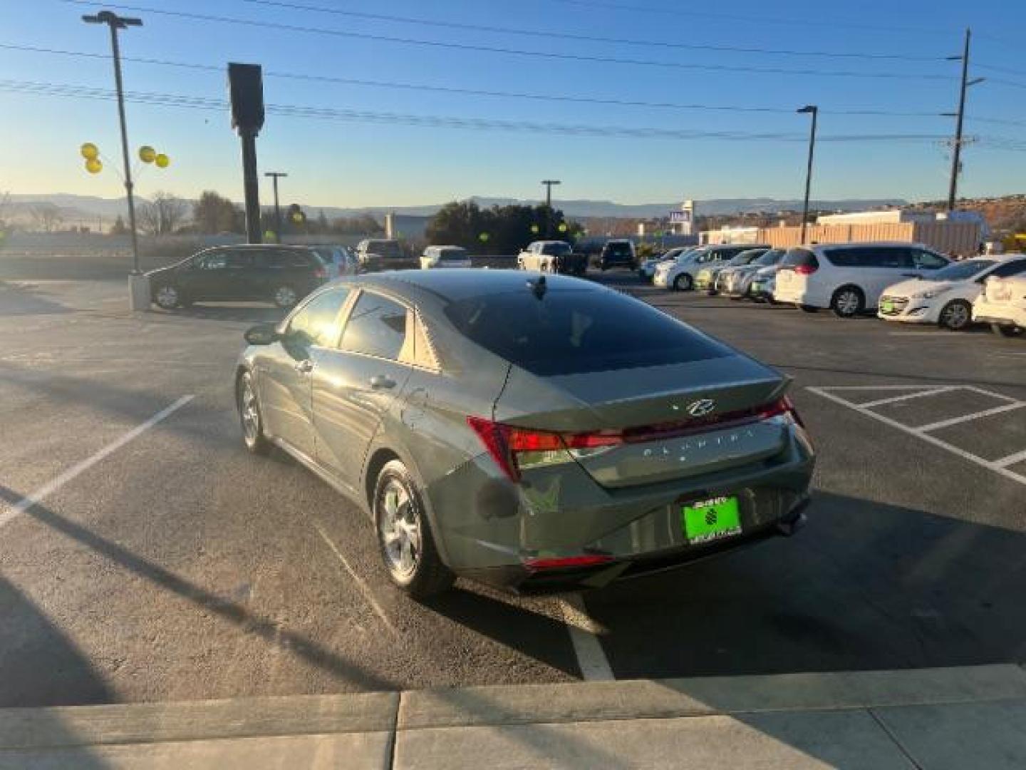 2021 Portofino Gray /Black Hyundai Elantra SE (KMHLL4AG0MU) with an 2.0L L4 DOHC 16V engine, 6-Speed Automatic transmission, located at 1865 East Red Hills Pkwy, St. George, 84770, (435) 628-0023, 37.120850, -113.543640 - We specialize in helping ALL people get the best financing available. No matter your credit score, good, bad or none we can get you an amazing rate. Had a bankruptcy, divorce, or repossessions? We give you the green light to get your credit back on the road. Low down and affordable payments that fit - Photo#4