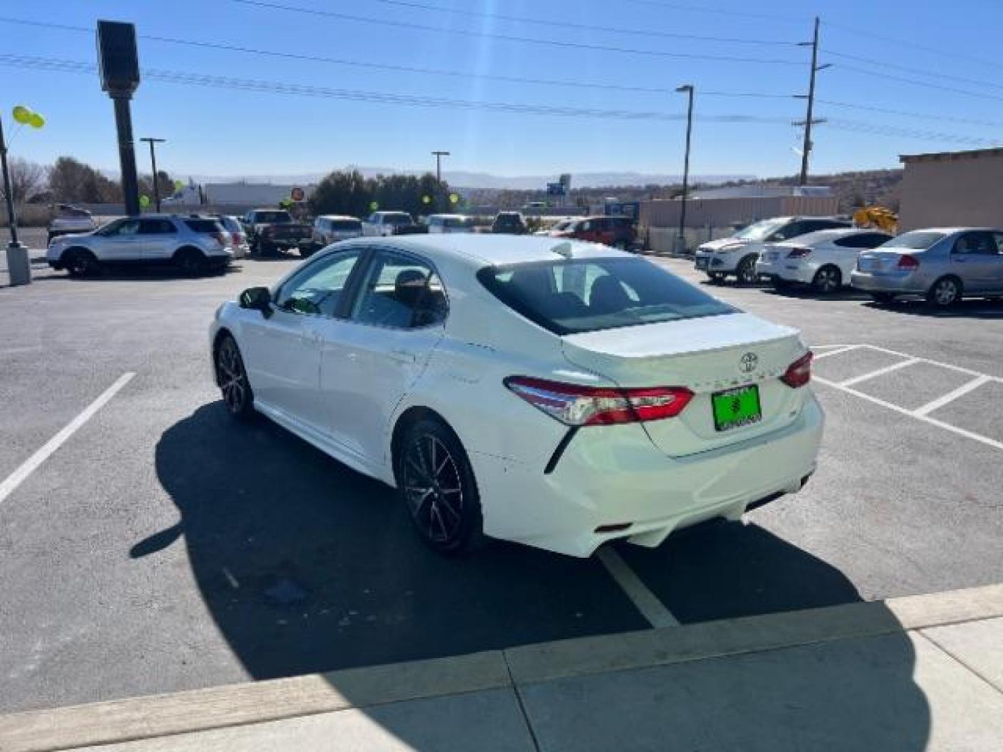 2020 White /Black Leather Interior Toyota Camry SE (4T1G11AK9LU) with an 2.5L L4 DOHC 16V engine, 8-Speed Automatic transmission, located at 1865 East Red Hills Pkwy, St. George, 84770, (435) 628-0023, 37.120850, -113.543640 - Photo#4