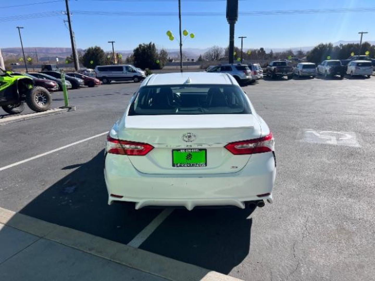 2020 White /Black Leather Interior Toyota Camry SE (4T1G11AK9LU) with an 2.5L L4 DOHC 16V engine, 8-Speed Automatic transmission, located at 1865 East Red Hills Pkwy, St. George, 84770, (435) 628-0023, 37.120850, -113.543640 - Photo#5