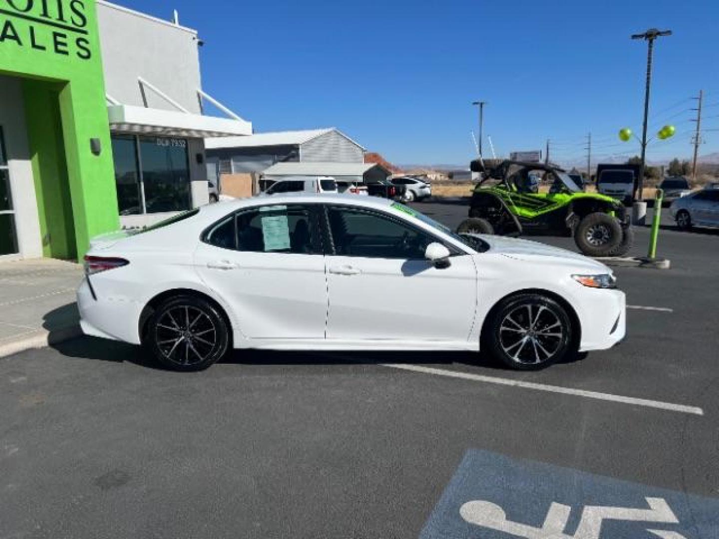 2020 White /Black Leather Interior Toyota Camry SE (4T1G11AK9LU) with an 2.5L L4 DOHC 16V engine, 8-Speed Automatic transmission, located at 1865 East Red Hills Pkwy, St. George, 84770, (435) 628-0023, 37.120850, -113.543640 - Photo#7