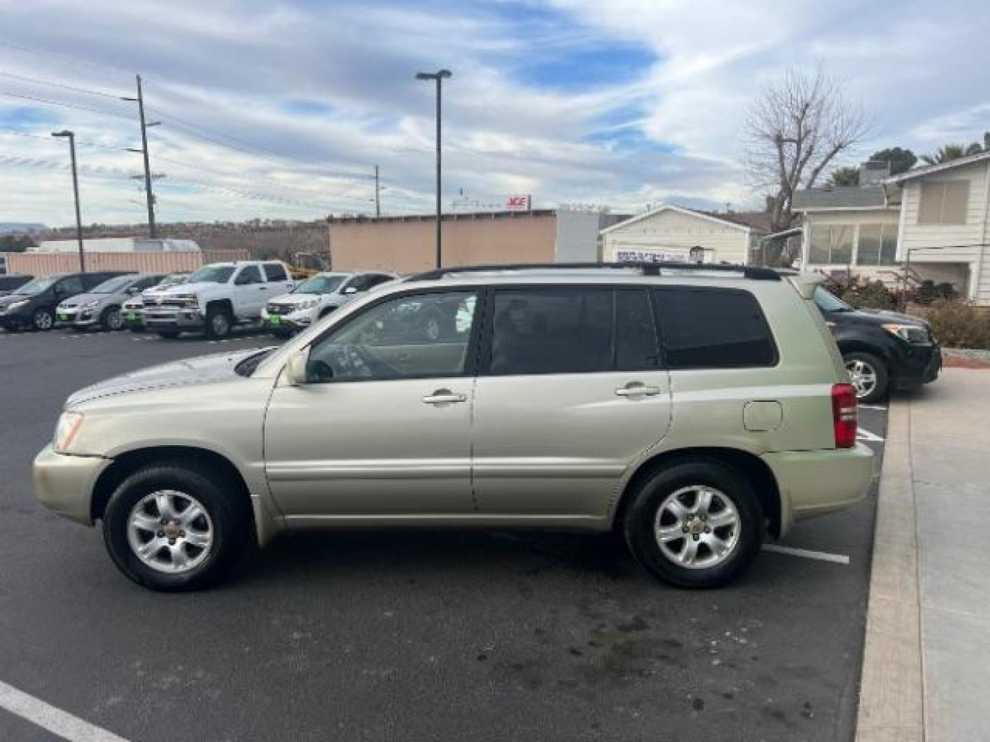 2003 Vintage Gold Metallic /Ivory Cloth Interior Trim Toyota Highlander V6 2WD (JTEGF21A830) with an 3.0L V6 DOHC 24V engine, 4-Speed Automatic transmission, located at 1865 East Red Hills Pkwy, St. George, 84770, (435) 628-0023, 37.120850, -113.543640 - We specialize in helping ALL people get the best financing available. No matter your credit score, good, bad or none we can get you an amazing rate. Had a bankruptcy, divorce, or repossessions? We give you the green light to get your credit back on the road. Low down and affordable payments that fit - Photo#3