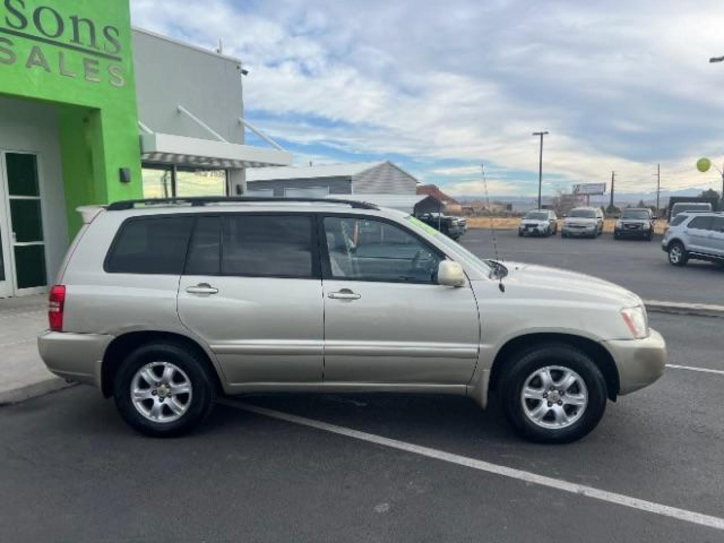 2003 Vintage Gold Metallic /Ivory Cloth Interior Trim Toyota Highlander V6 2WD (JTEGF21A830) with an 3.0L V6 DOHC 24V engine, 4-Speed Automatic transmission, located at 1865 East Red Hills Pkwy, St. George, 84770, (435) 628-0023, 37.120850, -113.543640 - We specialize in helping ALL people get the best financing available. No matter your credit score, good, bad or none we can get you an amazing rate. Had a bankruptcy, divorce, or repossessions? We give you the green light to get your credit back on the road. Low down and affordable payments that fit - Photo#7