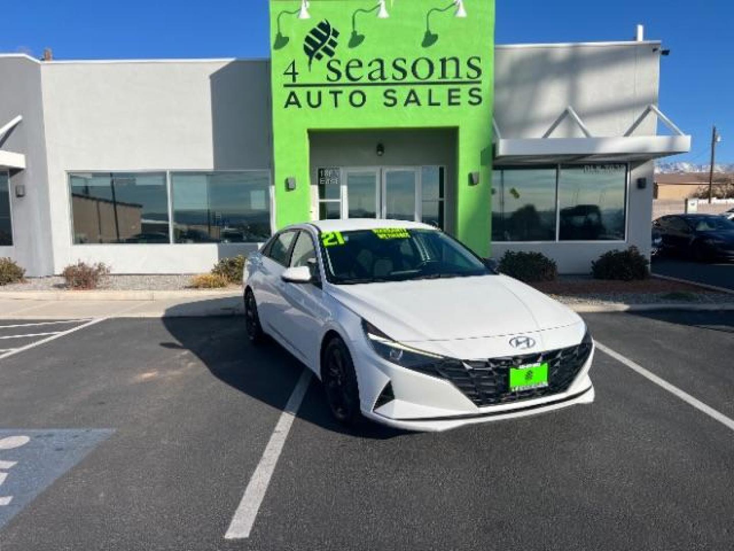 2021 Quartz White /Black Hyundai Elantra SEL (5NPLM4AG8MH) with an 2.0L L4 DOHC 16V engine, 6-Speed Automatic transmission, located at 1865 East Red Hills Pkwy, St. George, 84770, (435) 628-0023, 37.120850, -113.543640 - We specialize in helping ALL people get the best financing available. No matter your credit score, good, bad or none we can get you an amazing rate. Had a bankruptcy, divorce, or repossessions? We give you the green light to get your credit back on the road. Low down and affordable payments that fit - Photo#0