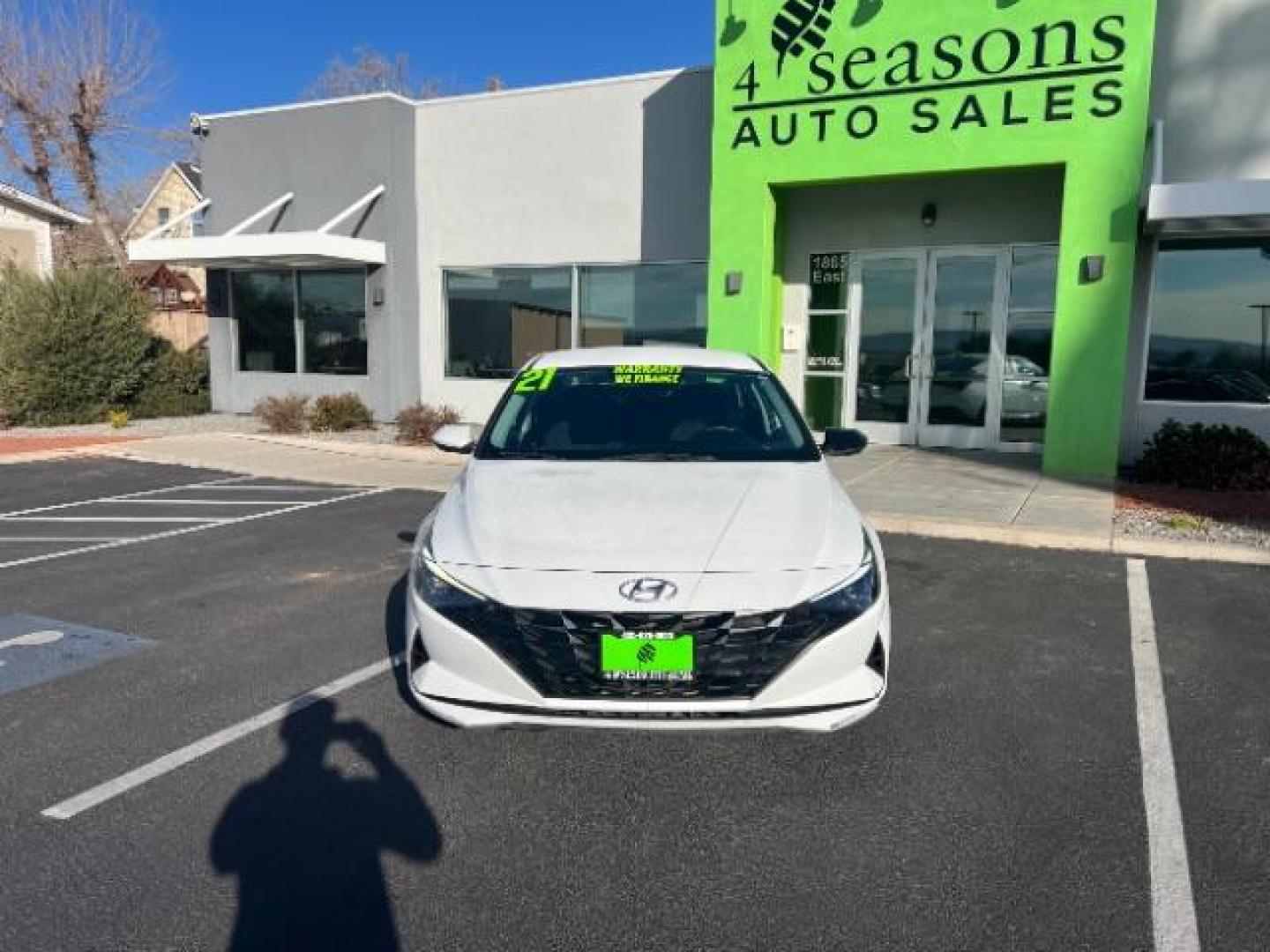 2021 Quartz White /Black Hyundai Elantra SEL (5NPLM4AG8MH) with an 2.0L L4 DOHC 16V engine, 6-Speed Automatic transmission, located at 1865 East Red Hills Pkwy, St. George, 84770, (435) 628-0023, 37.120850, -113.543640 - We specialize in helping ALL people get the best financing available. No matter your credit score, good, bad or none we can get you an amazing rate. Had a bankruptcy, divorce, or repossessions? We give you the green light to get your credit back on the road. Low down and affordable payments that fit - Photo#1