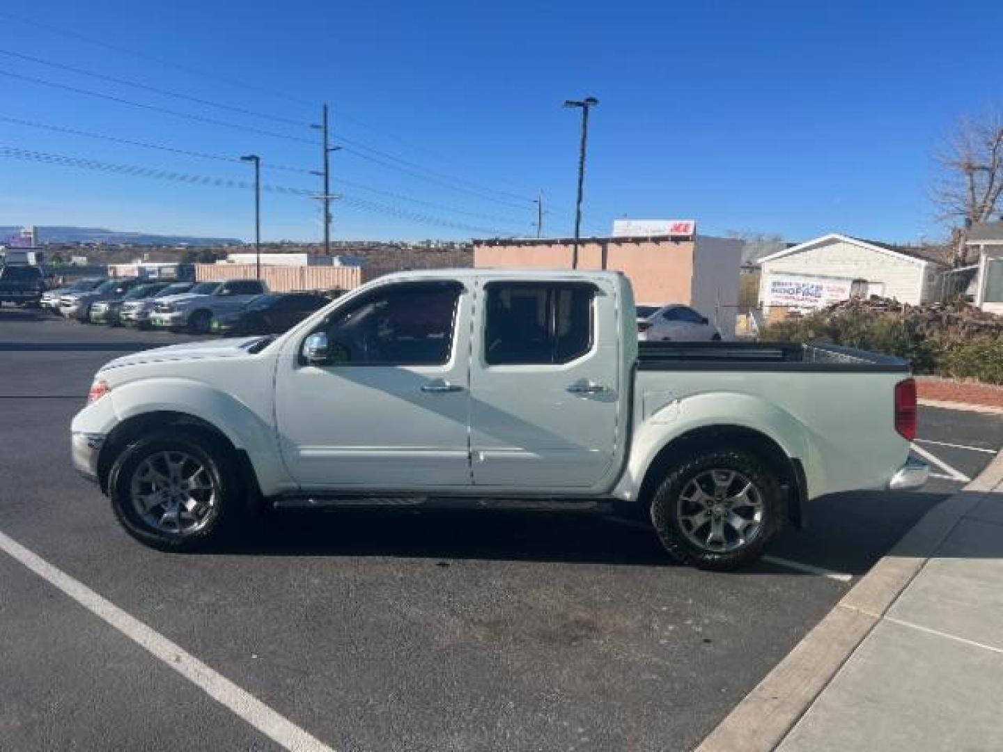 2019 Glacier White /Steel Nissan Frontier SL (1N6AD0EV1KN) with an 4.0L V6 DOHC 24V engine, 5-Speed Automatic transmission, located at 940 North Main Street, Cedar City, UT, 84720, (435) 628-0023, 37.692936, -113.061897 - Photo#3