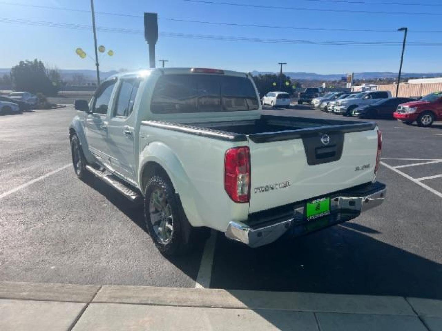 2019 Glacier White /Steel Nissan Frontier SL (1N6AD0EV1KN) with an 4.0L V6 DOHC 24V engine, 5-Speed Automatic transmission, located at 940 North Main Street, Cedar City, UT, 84720, (435) 628-0023, 37.692936, -113.061897 - Photo#4