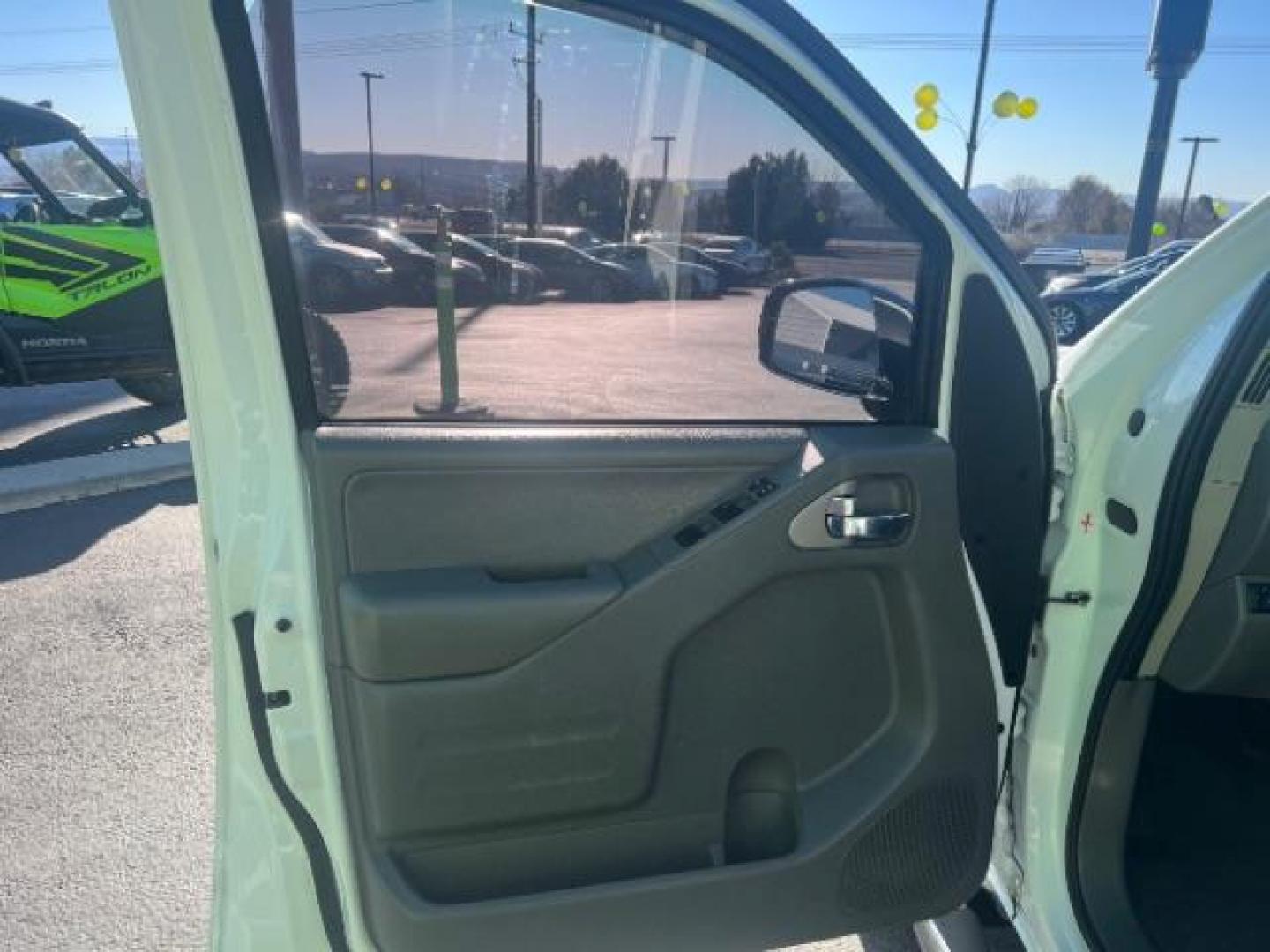 2019 Glacier White /Steel Nissan Frontier SL (1N6AD0EV1KN) with an 4.0L V6 DOHC 24V engine, 5-Speed Automatic transmission, located at 940 North Main Street, Cedar City, UT, 84720, (435) 628-0023, 37.692936, -113.061897 - Photo#12